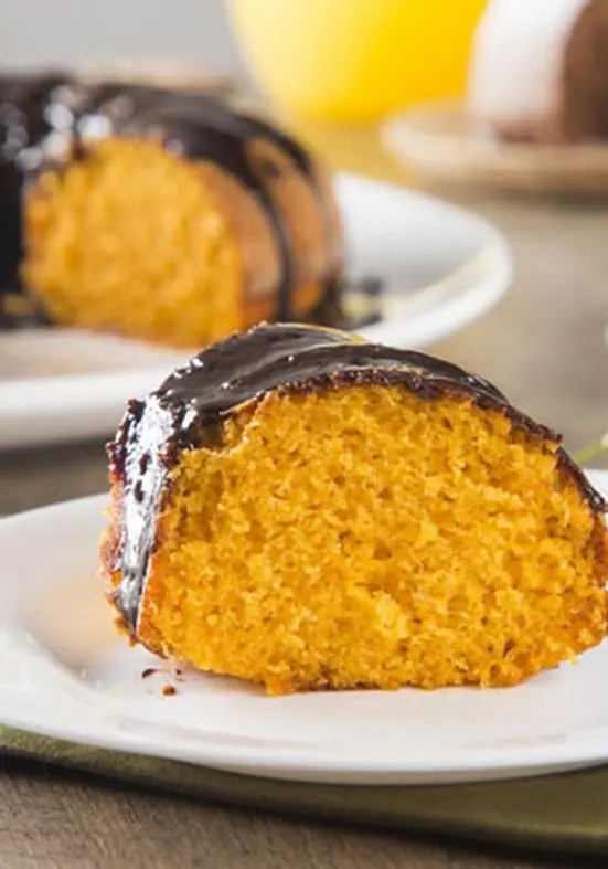 Receita saudável de bolo de cenoura com cobertura de chocolate