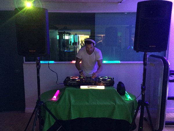 Djs badalados animam treinos na Hammer Fitness Club