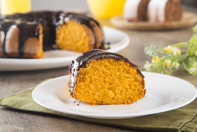 Receita saudável de bolo de cenoura com cobertura de chocolate